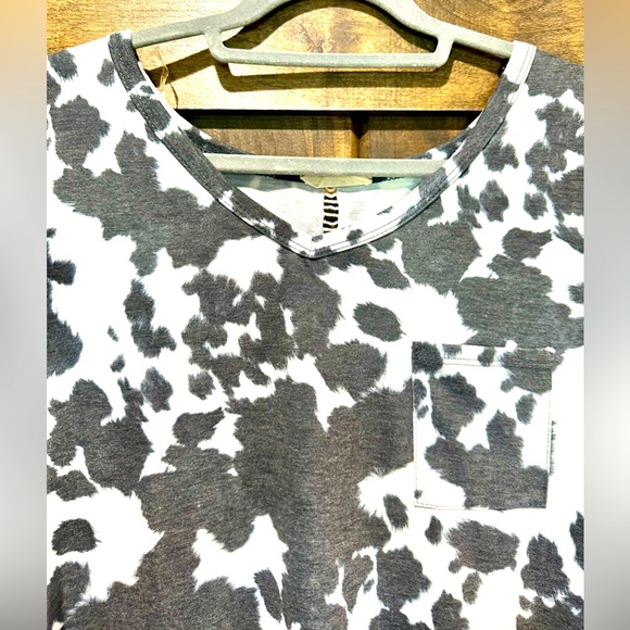 EUC Avery Faded Cow Print Crochet Back Accent V-Neck Top - Picture 8 of 12